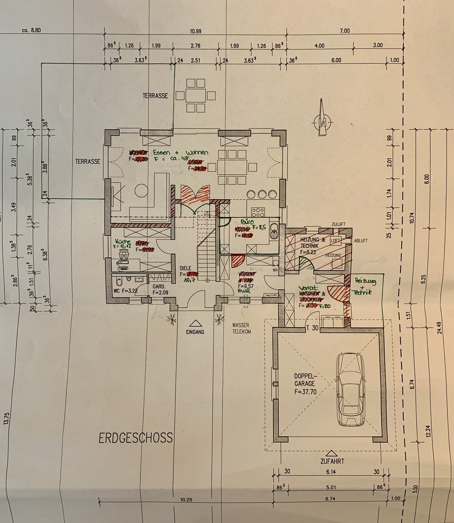 Grundriss Erdgeschoss eines Hauses mit Terrasse, Wohnzimmer, Küche, Diele und Garage.