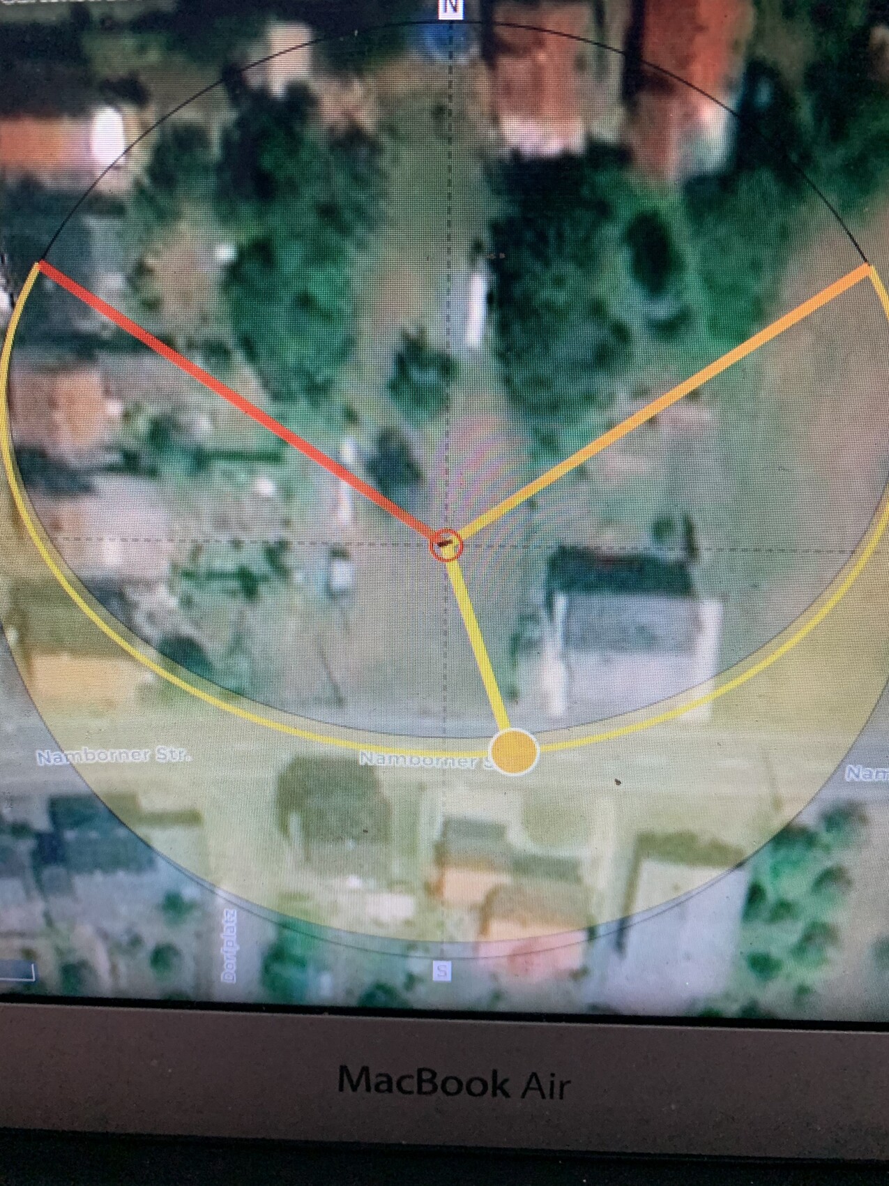 Satellitenkarte: Kreisüberlagerung mit roter und gelber V-Linien zum Zentrum.