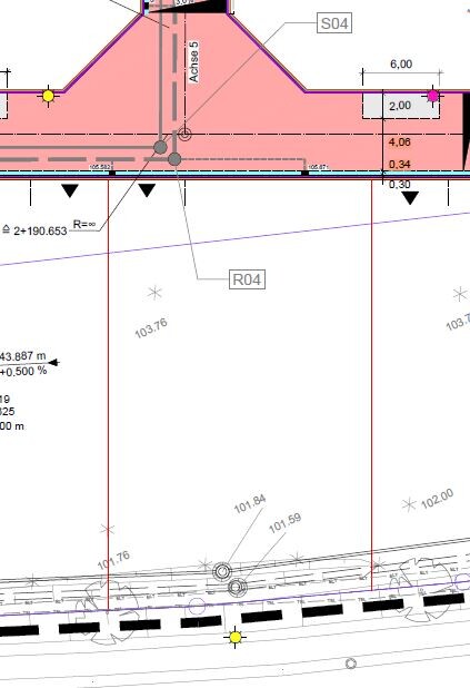 Technical building plan: pink building volume with axis line, dimensions and street area at the bottom.