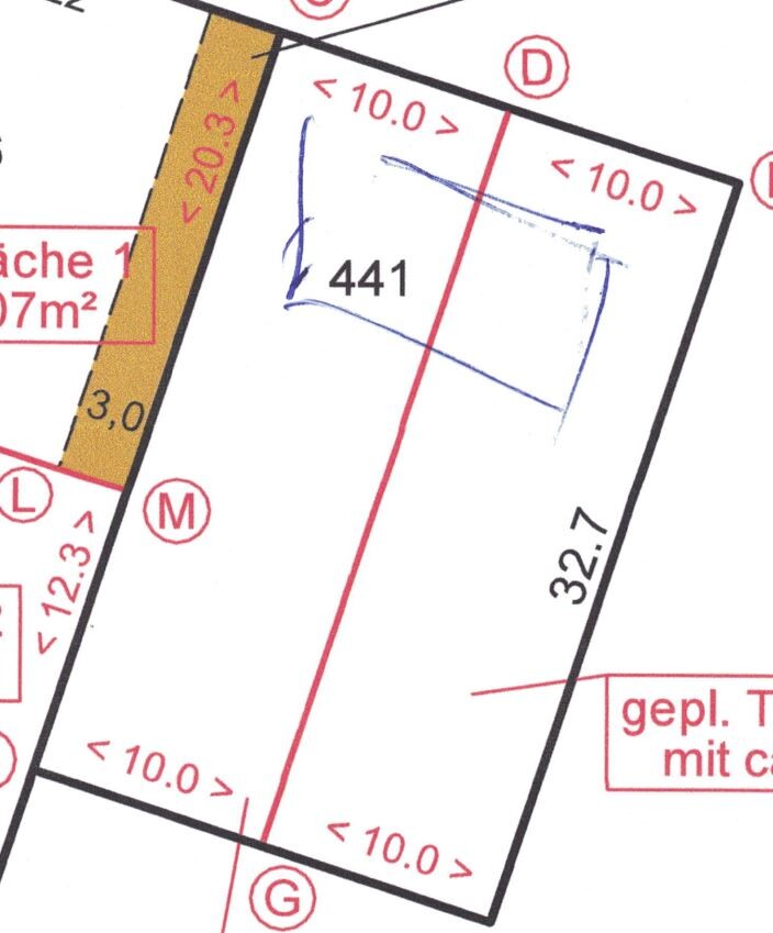 Lageplan: Parzelle 441, rechteckig, rote Grenzlinien, blaue Skizze innen, Gelbstreifen links.