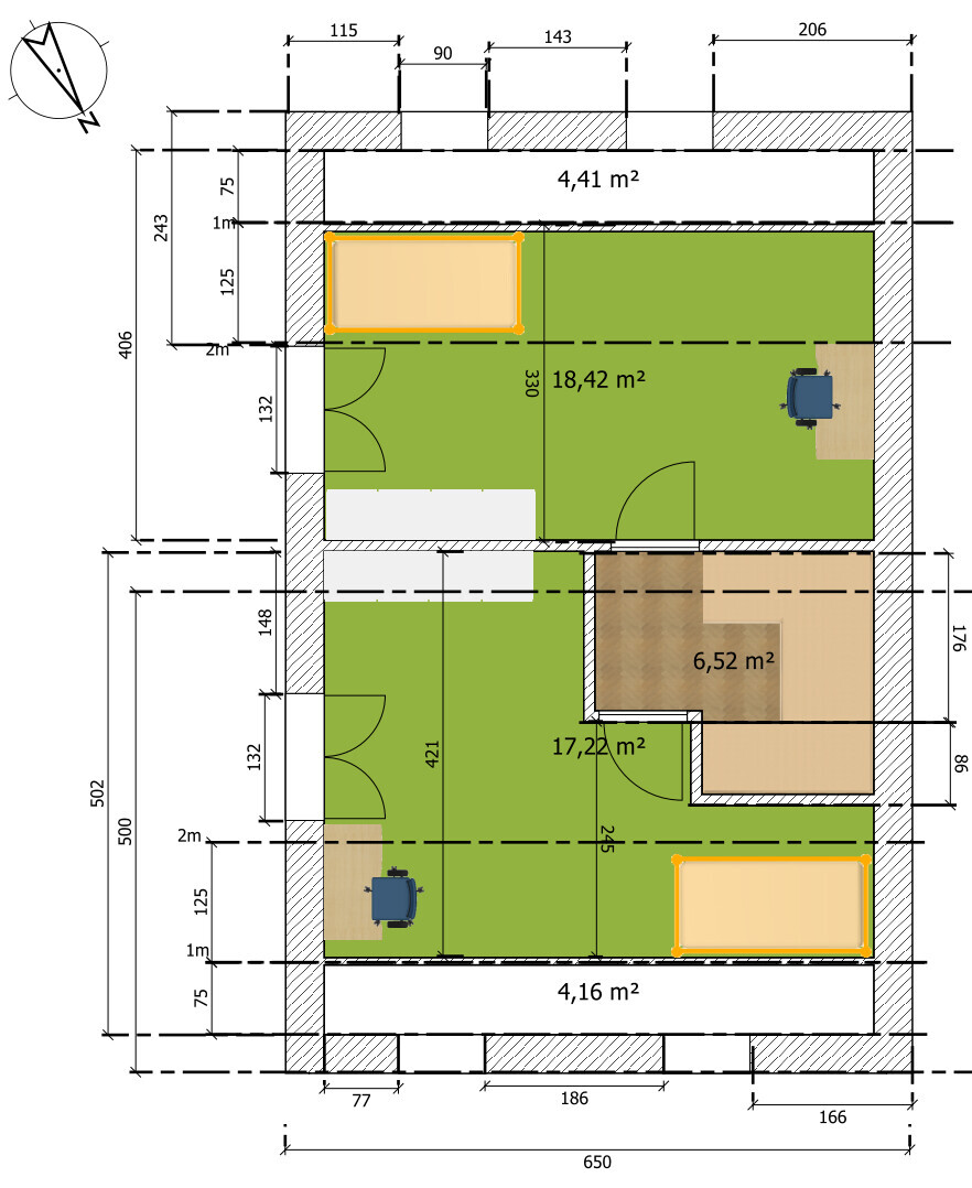 Grundriss eines Innenraums mit Maßlinien, Türen, grünen Bereichen und orange Umrandungen.