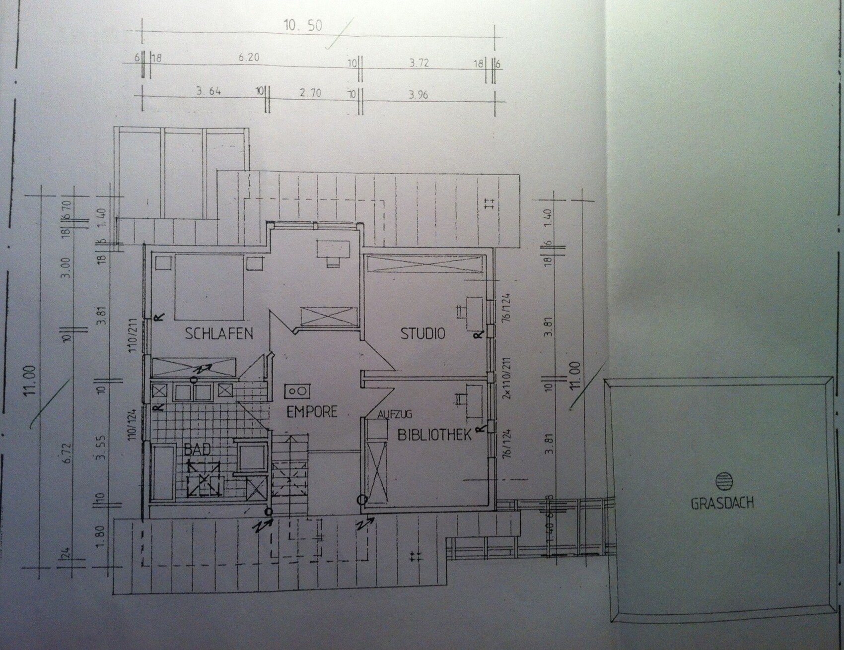 Floor plan of a building with bedroom, studio, gallery, library, bathroom, elevator; green roof.