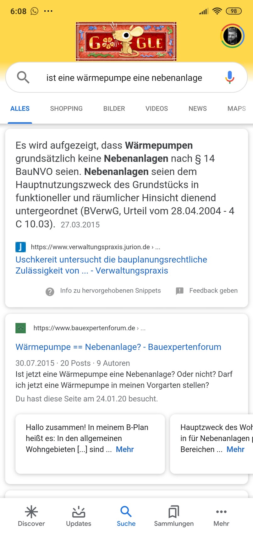 Screenshot einer mobilen Google-Suche: Frage, ob Wärmepumpe Nebenanlage ist; gelber Hintergrund.