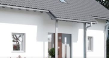Weisse Hausfassade mit Eingangstuer und Fenstern, modernes Wohnhaus.