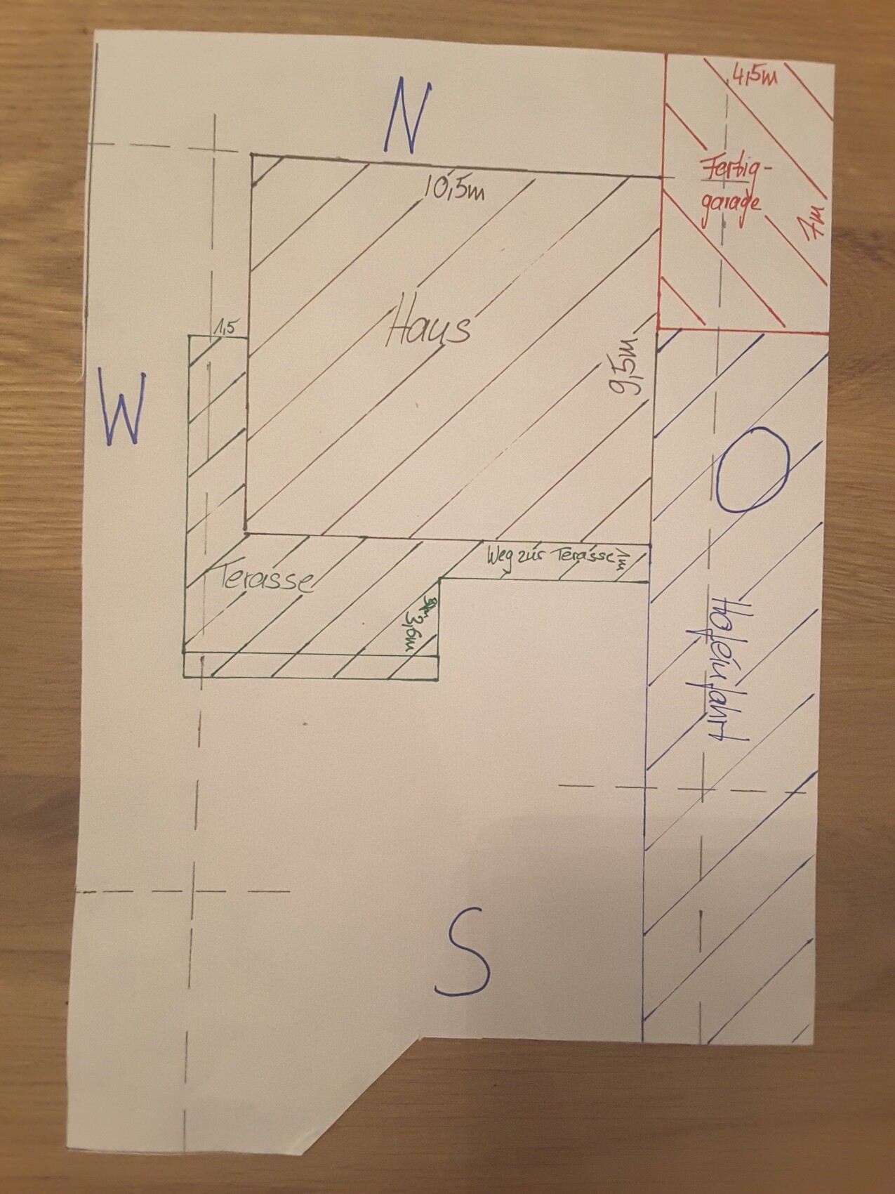 Floor plan: house with terrace, path to terrace, detached garage on the right; orientation N/E/S/W.