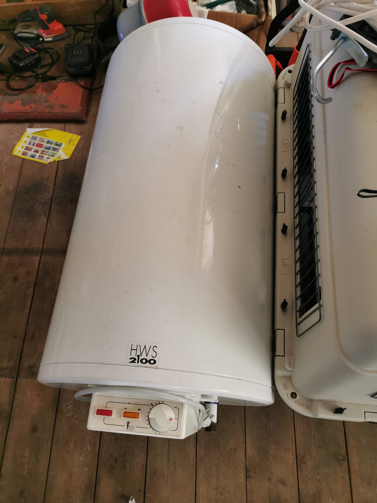 Weißer horizontaler Warmwasserboiler HWS 2100 liegt auf Holzboden in Werkstatt