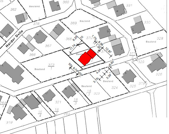 Lageplan eines Baugrundstücks mit rot markiertem Haus auf Parzelle