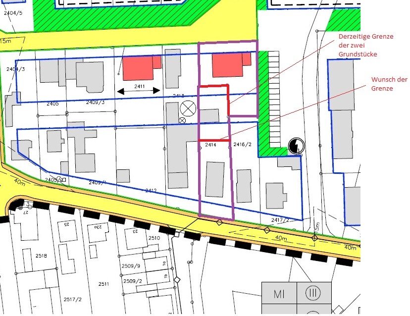 Lageplan: blau/grün/lila Grenzlinien, rote Grenzmarkierungen, graue Gebäude, gelbe Straße.