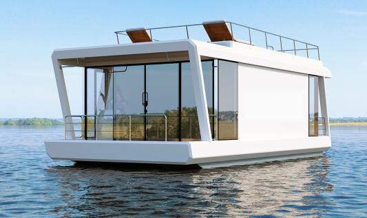 Modernes weißes Hausboot mit Glasfront und Dachterrasse auf dem See.