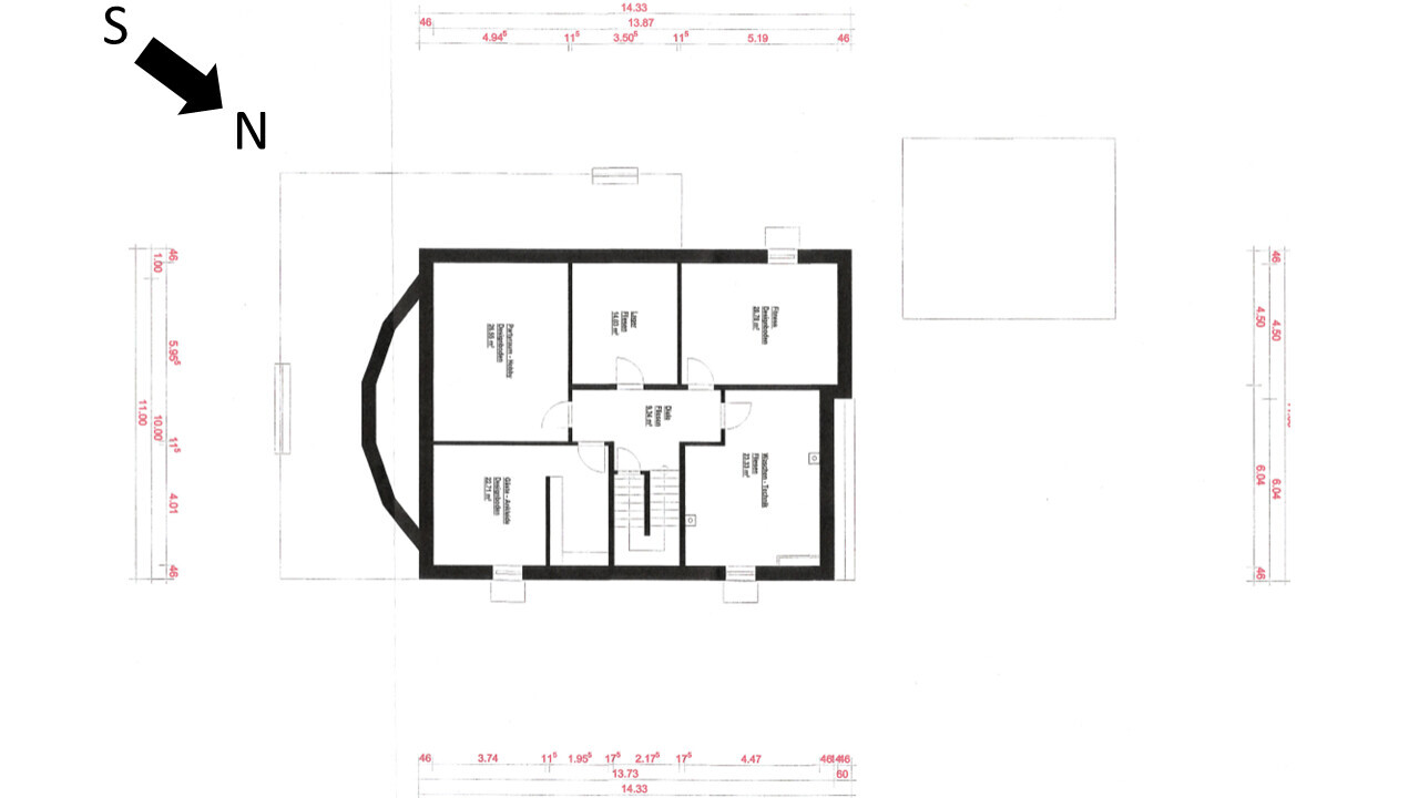 Grundriss eines Hauses: zentrales Treppenhaus, mehrere Räume, dicke Außenwände, Nordpfeil.