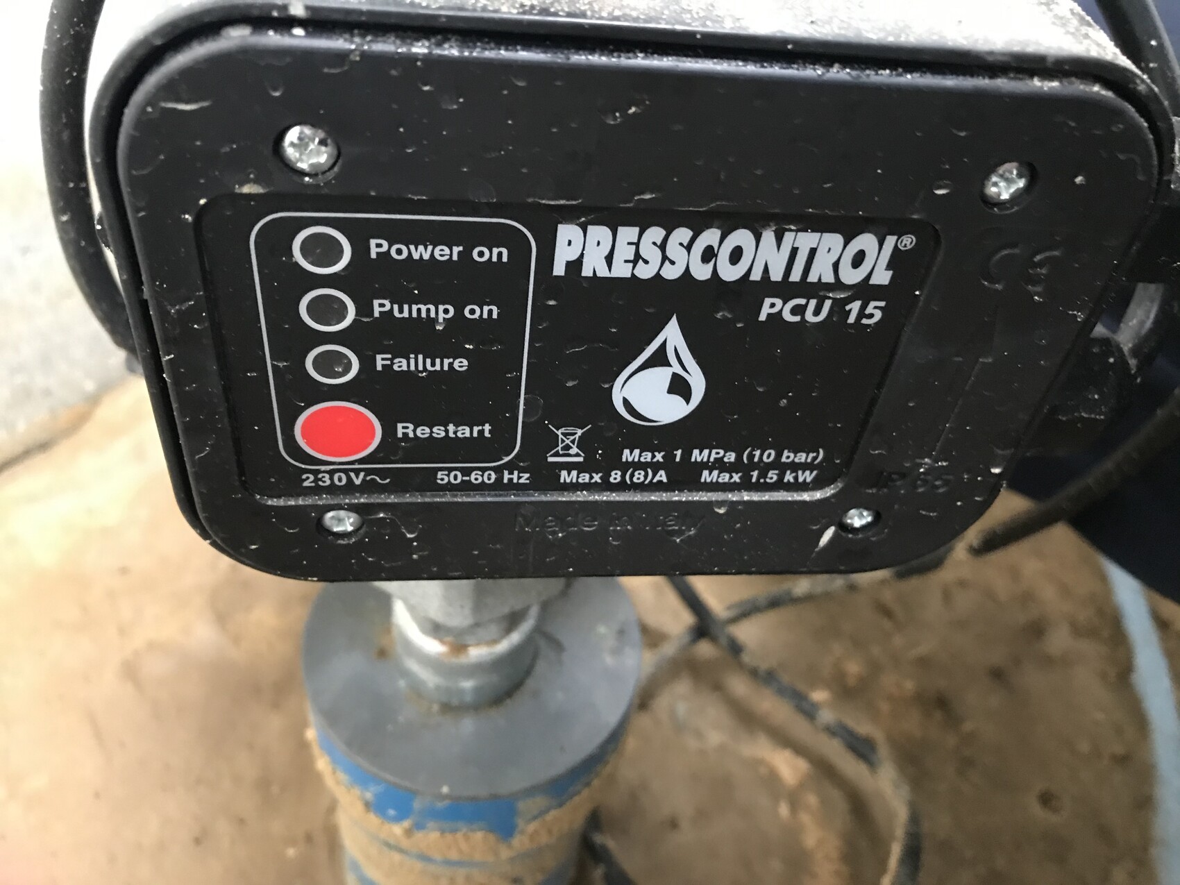 Pump with pressure regulator and pump controller, labeled PRESSCONTROL PCU 15 on fitting.