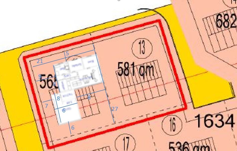 Katasterkarte: roter Umriss eines Grundstücks auf gelber Fläche, Parzellen 13 und 16.