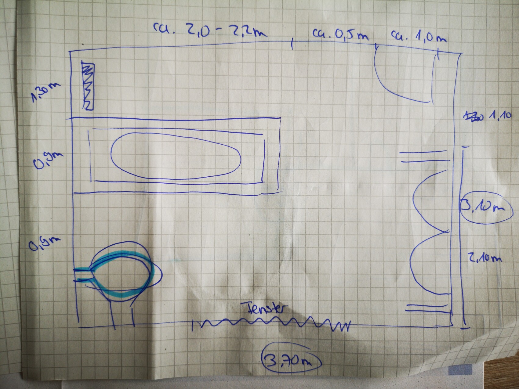 Handgezeichnete Badgrundriss-Skizze mit Badewanne und Toilette auf kariertem Papier