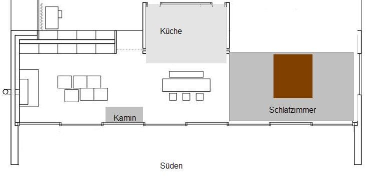 Grundriss eines Appartements: Küche oben, Wohnzimmer mit Kamin, Schlafzimmer rechts; Süden.