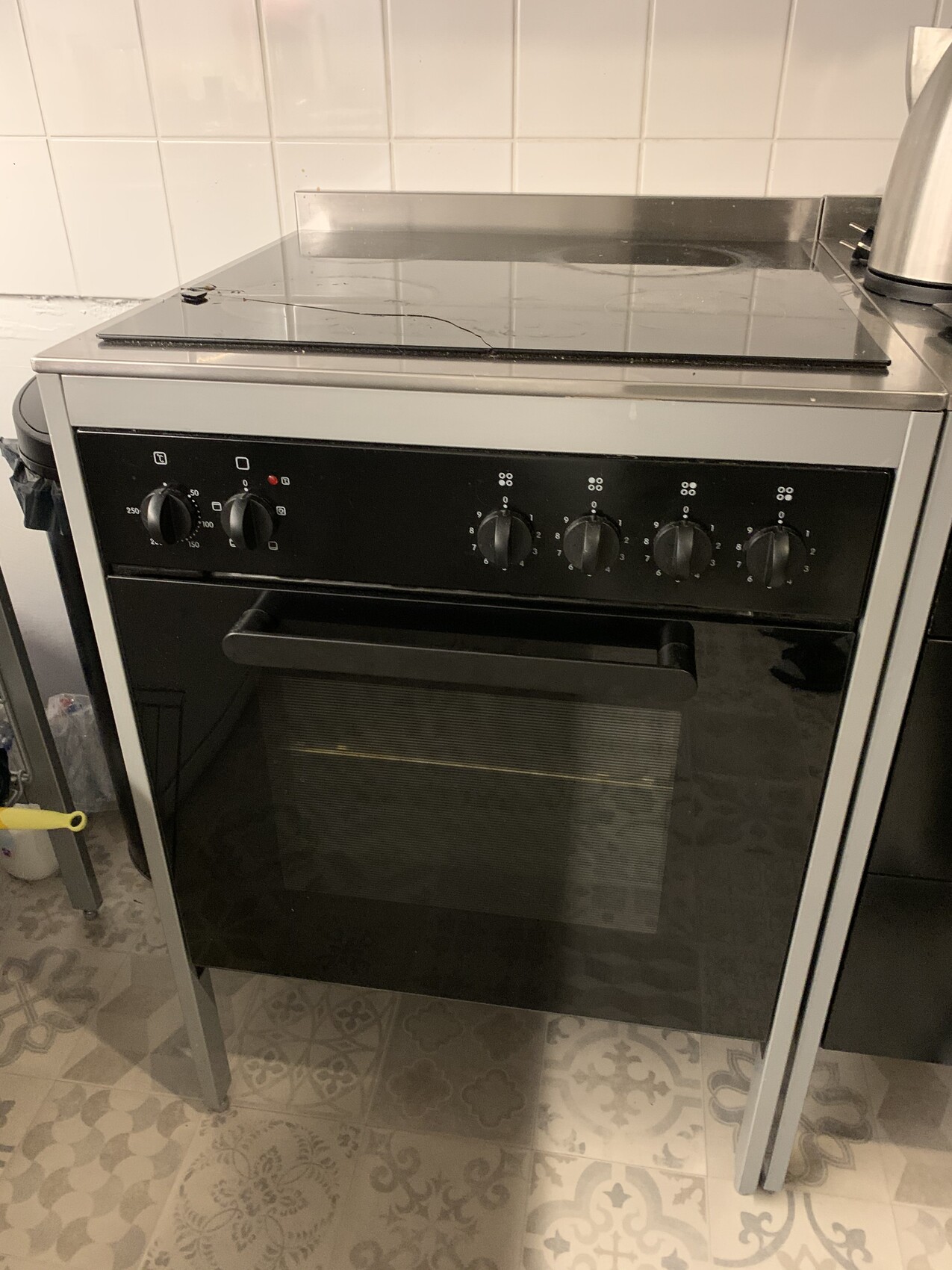 Electrical oven with glass ceramic cooktop and oven in kitchen