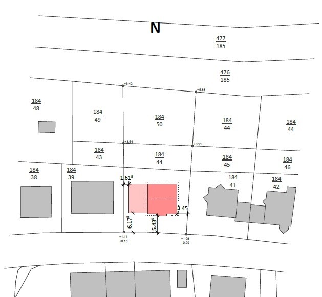 Kadastrale Karte: rotes Baugrundstück mit umliegenden Parzellen und Nordpfeil oben.