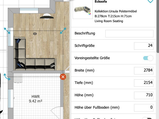 Grundriss eines Wohnzimmers mit grauem Ecksofa auf Holzfußboden; rechts UI-Maßeingaben.