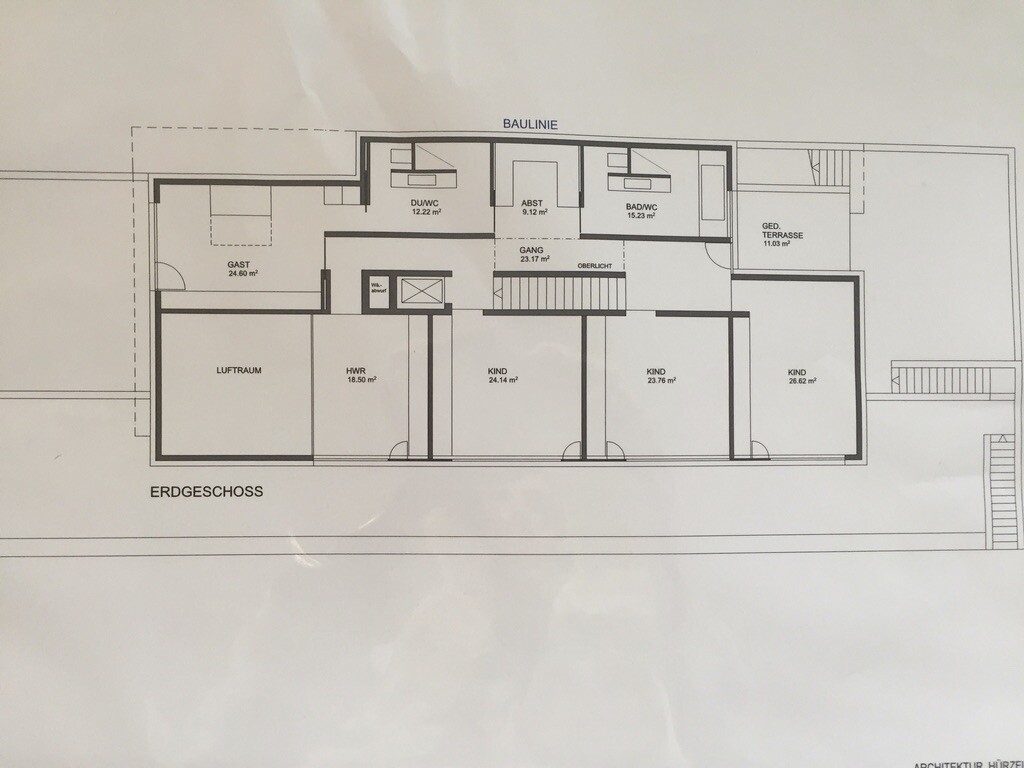 Floor plan ground floor of a house with rooms (guest, child), bathroom/WC, hallway, terrace.
