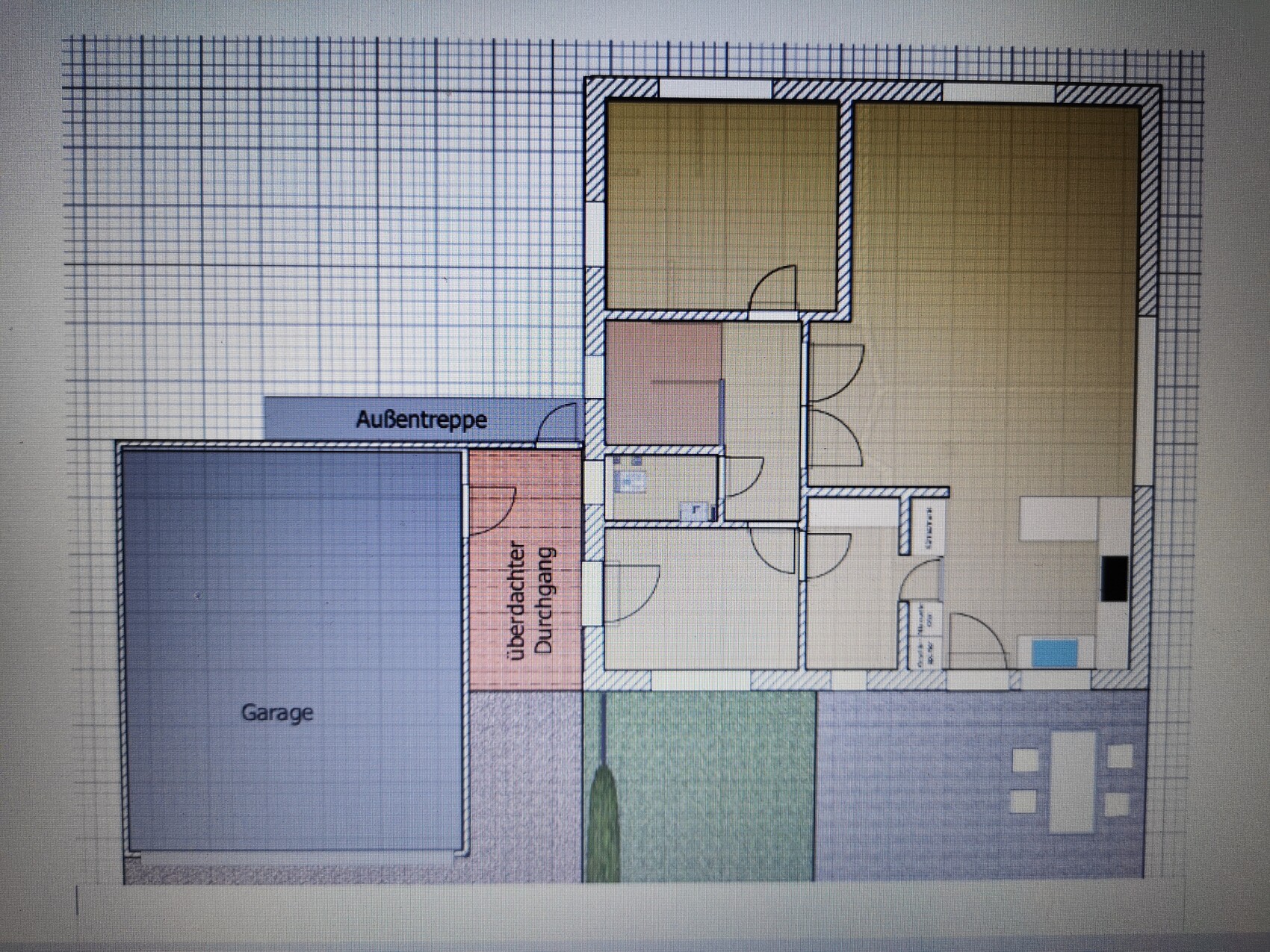 Grundriss eines Hauses mit Garage links, Außentreppe, überdachter Eingang, Küche und Wohnzimmer.