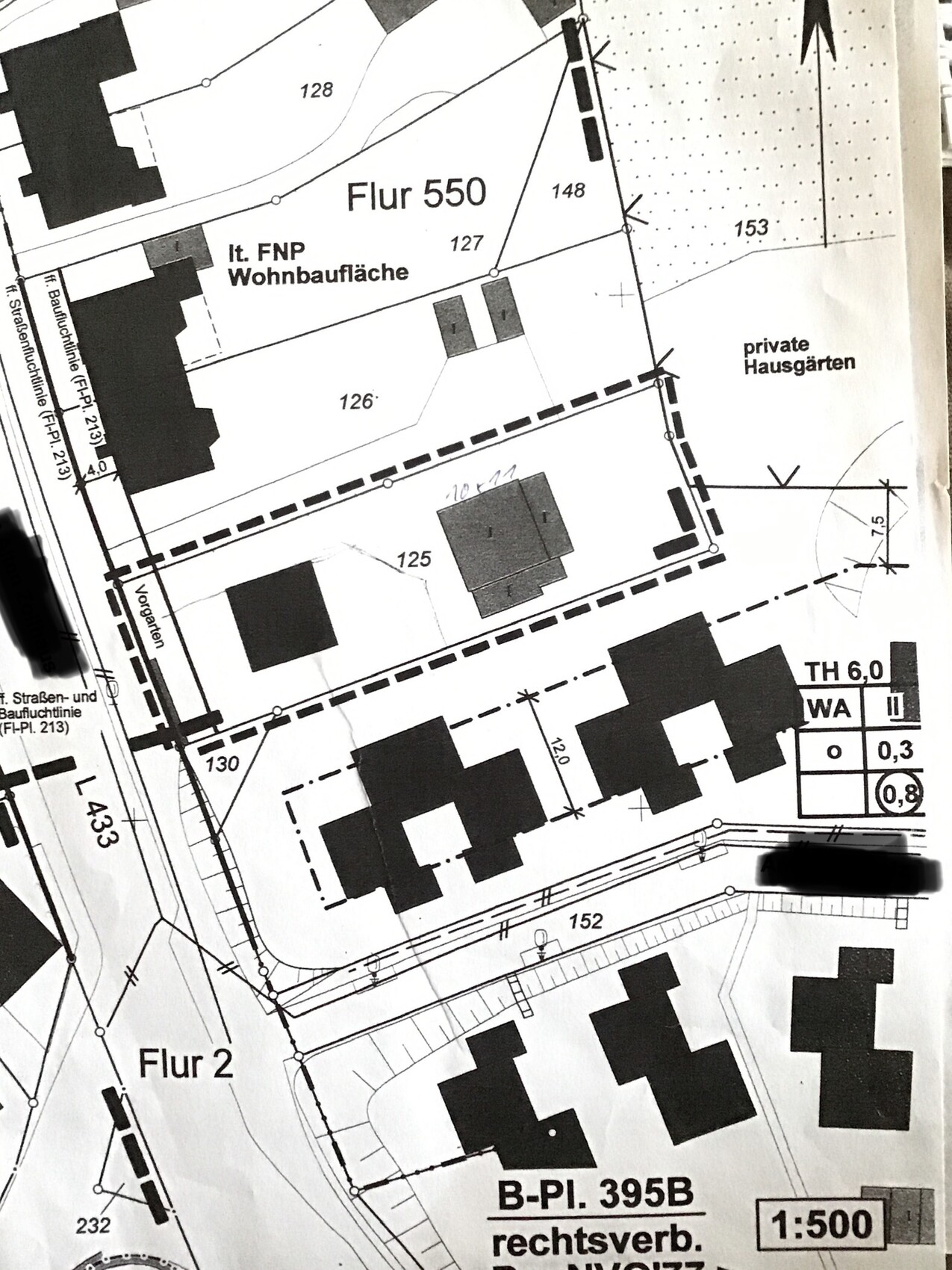 Lageplan eines Wohngebiets mit Gebäuden, Parzellen, Wegen und Maßstab 1:500.