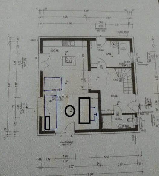 Grundriss eines Hauses mit Küche, Wohnzimmer, Diele und Bad; Maßeangaben.