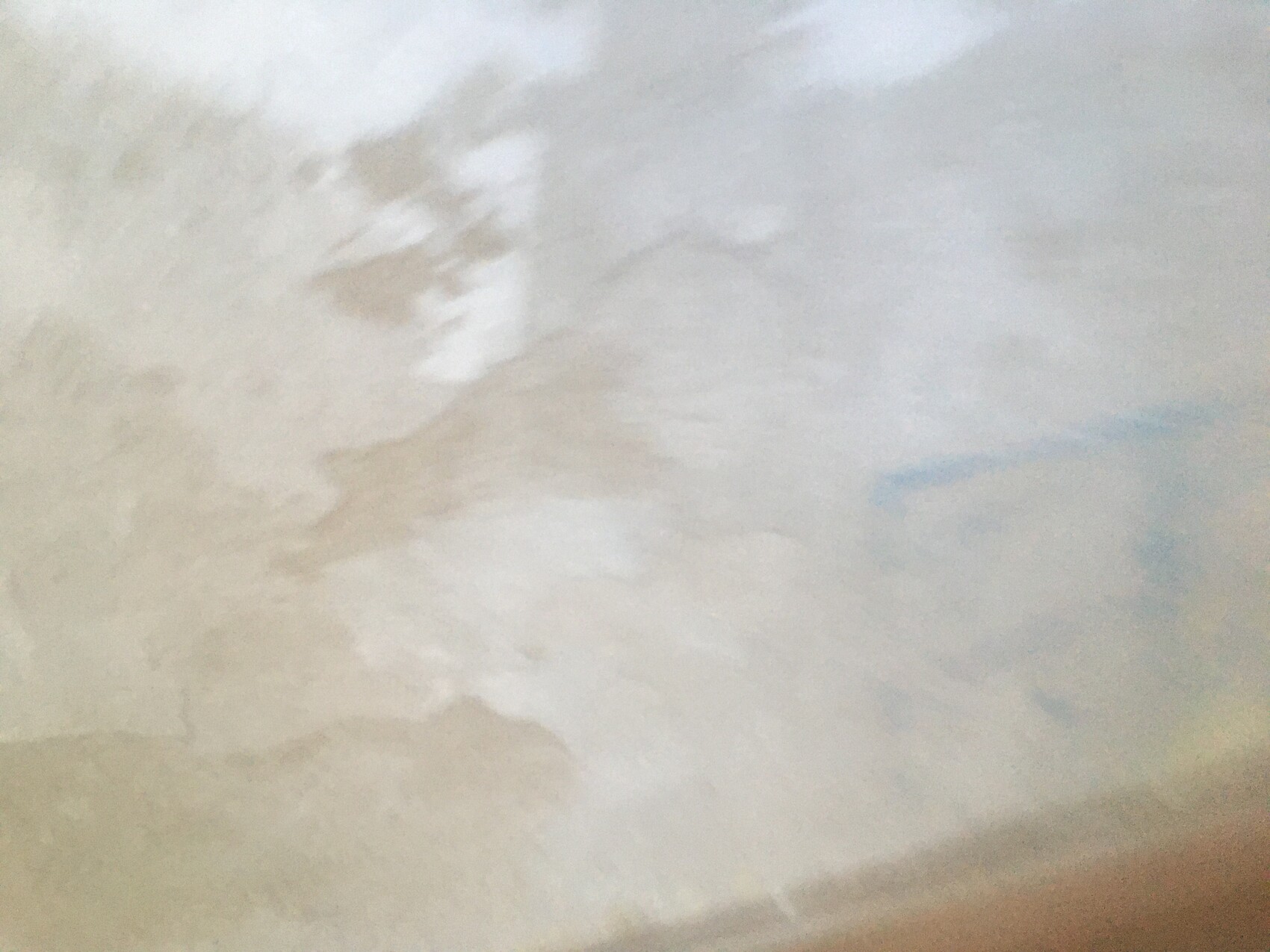 Heller, abstrakter Farbverlauf aus Weiß, Beige und Blau; unscharfe Wolkenstrukturen.