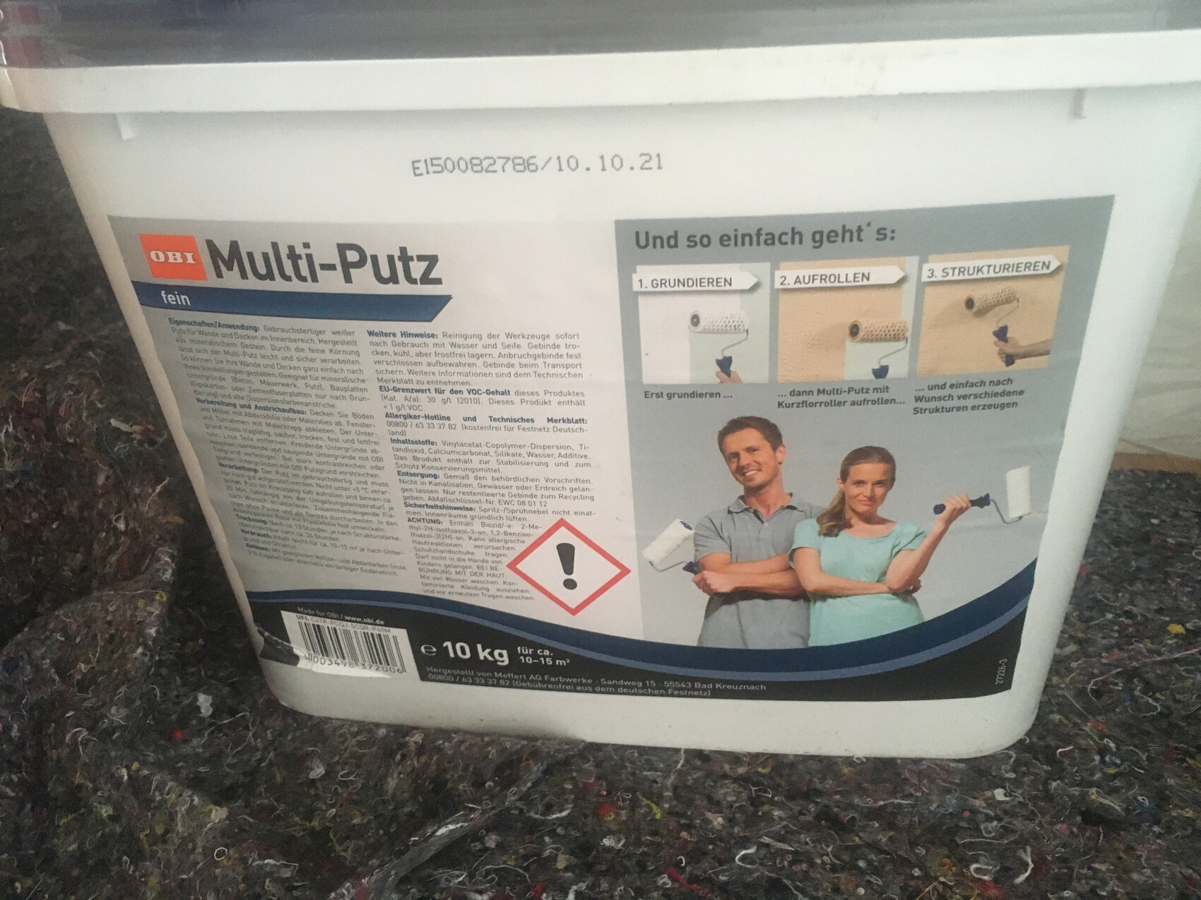 Weißer Eimer mit OBI Multi-Putz-Label; rechts Anleitung, unten zwei Personen mit Putzrollen.