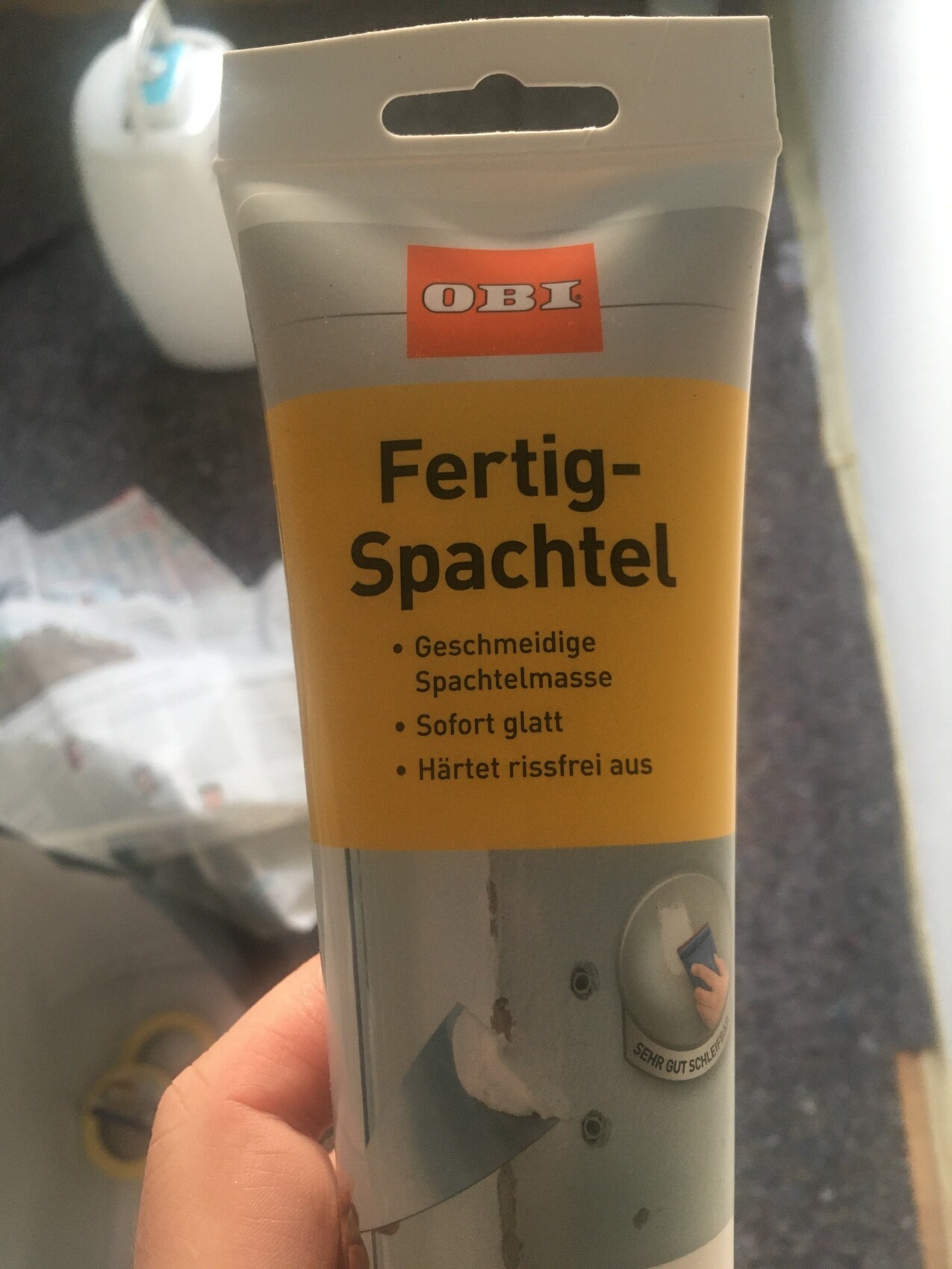 OBI Fertig-Spachtel Verpackung mit gelbem Etikett und Produktbeschreibung