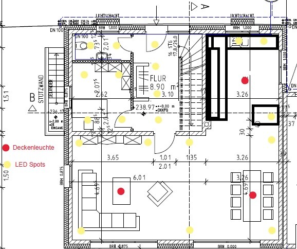 Grundriss eines Stockwerks mit Räumen, Treppen, Möbeln; rote Deckenleuchten, gelbe LED-Spots.