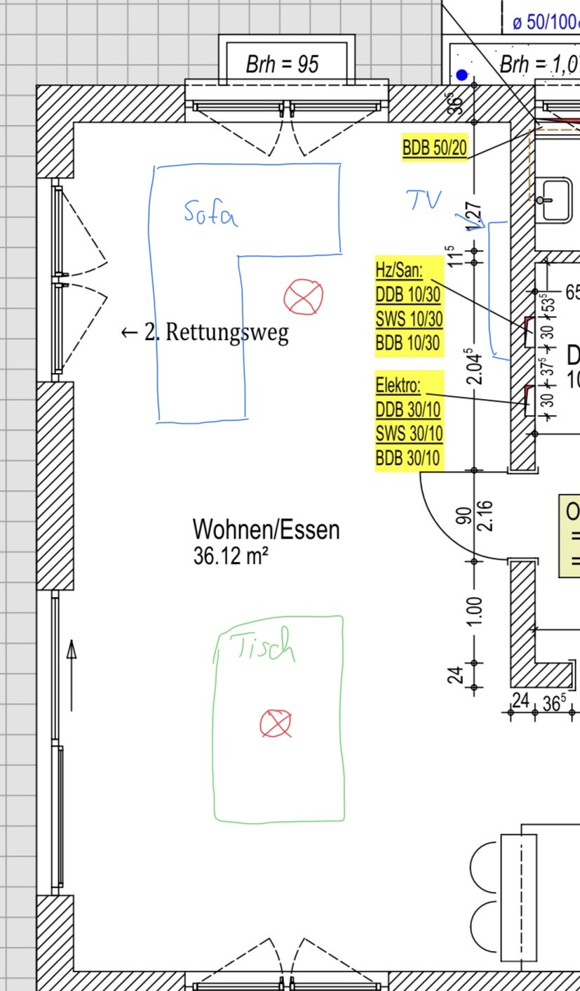 Grundriss eines Wohn-/Essraums (36,12 m²) mit Sofa links, grünem Esstisch und Rettungsweg.