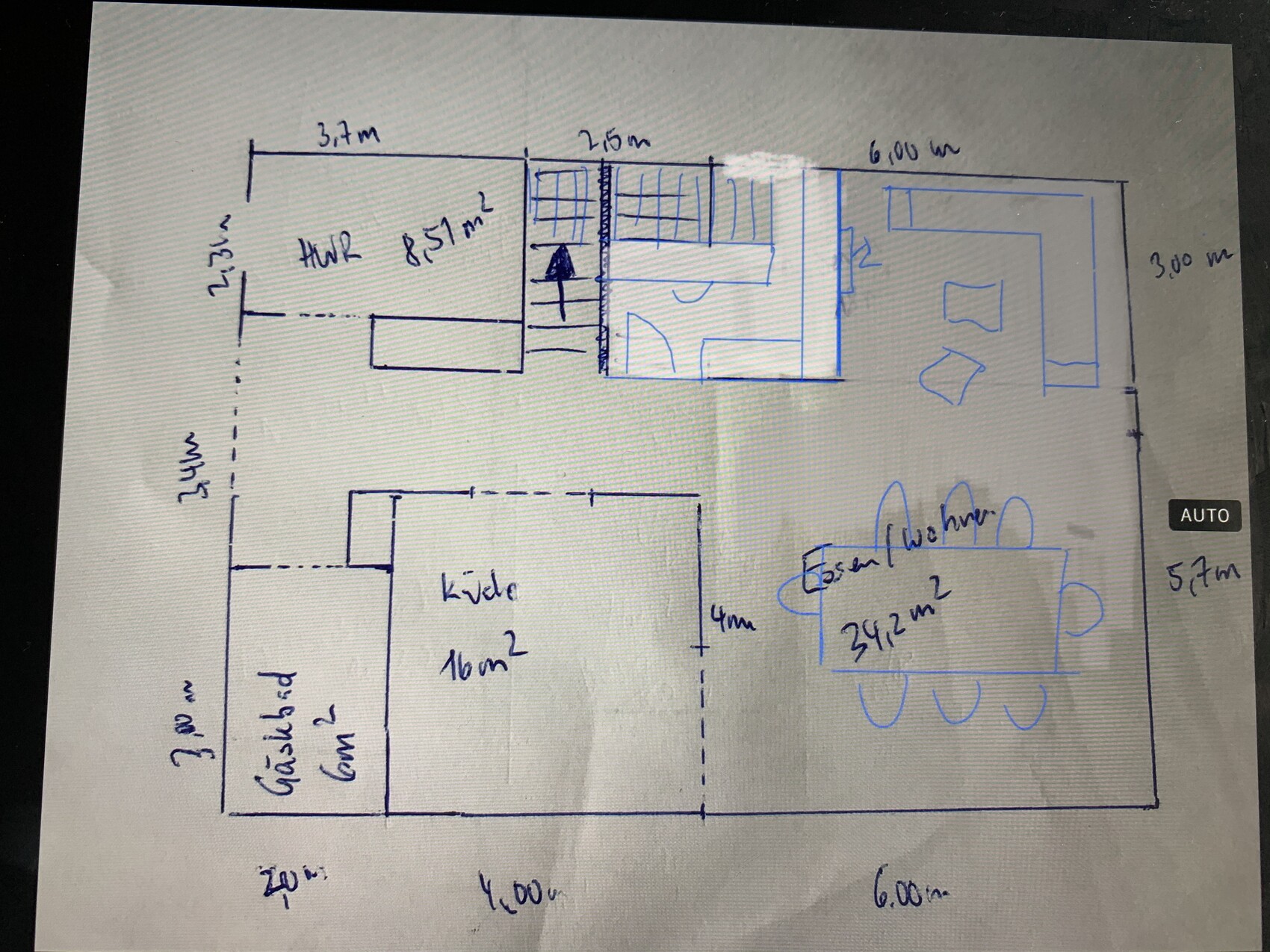 Hand-drawn floor plan with kitchen (10 m²), dining area, living room, and guest room.