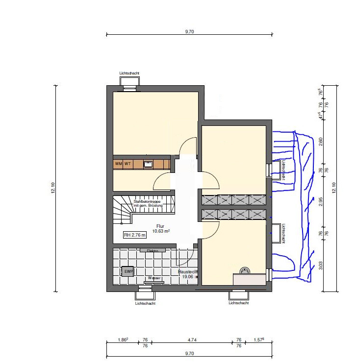 Grundriss eines Wohnhauses: mehrere Räume, Flur, Treppenhaus, Küche, Waschraum, Außenbereich.