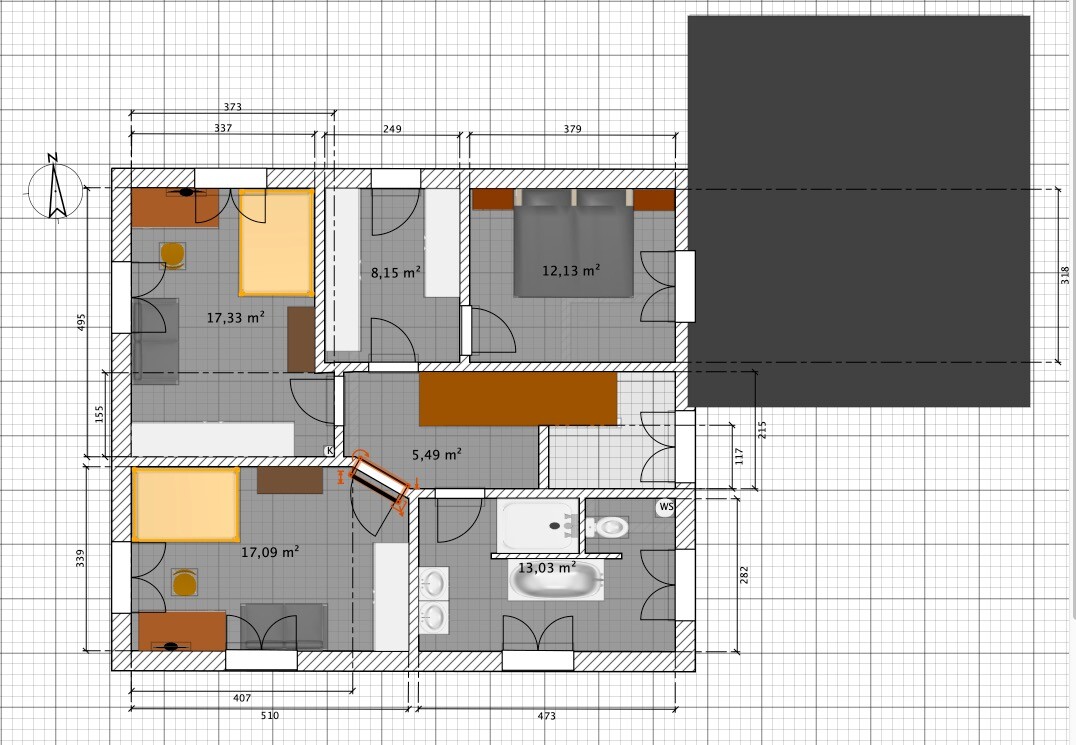 Grundriss eines Hauses mit Schlafzimmern, Bad, Küche, Flur; Möbel in Braun/Orange.