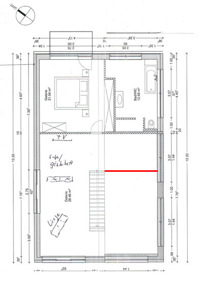 Grundriss eines Hauses: Schlafzimmer, Wohnzimmer, Bad, Treppe; rote Linie markiert.