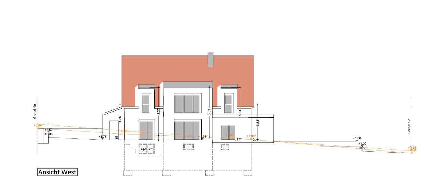 Architekturzeichnung Westansicht eines mehrstöckigen Hauses mit Dach, Fenstern und Maßlinien.