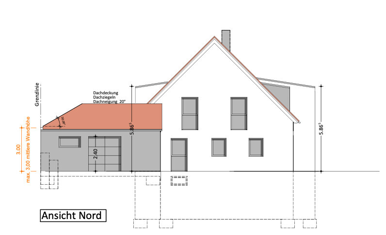 Nordansicht eines Hauses mit seitlichem Anbau links, orangenem Dach und Maßlinien.