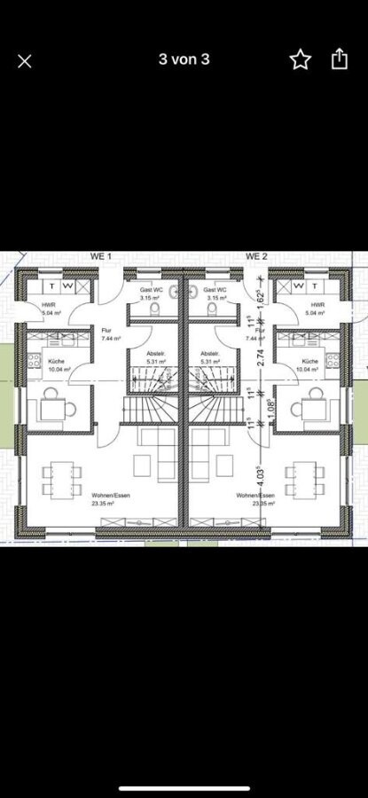 Grundriss einer Doppelhaushälfte mit zwei identischen Wohnungen (Küche, Wohnzimmer, Treppenhaus).
