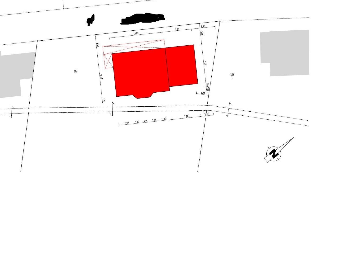 Lageplan mit rotem Gebäudeblock auf dem Grundstück, Maßlinien und Nordpfeil.