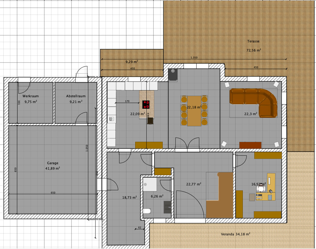 Grundriss eines Hauses mit Garage, Veranda, Terrasse sowie Küche, Essbereich und Wohnzimmer.
