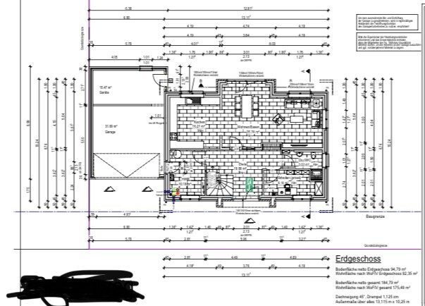 Grundriss Erdgeschoss: Küche, Wohnzimmer, Treppe und Garage.