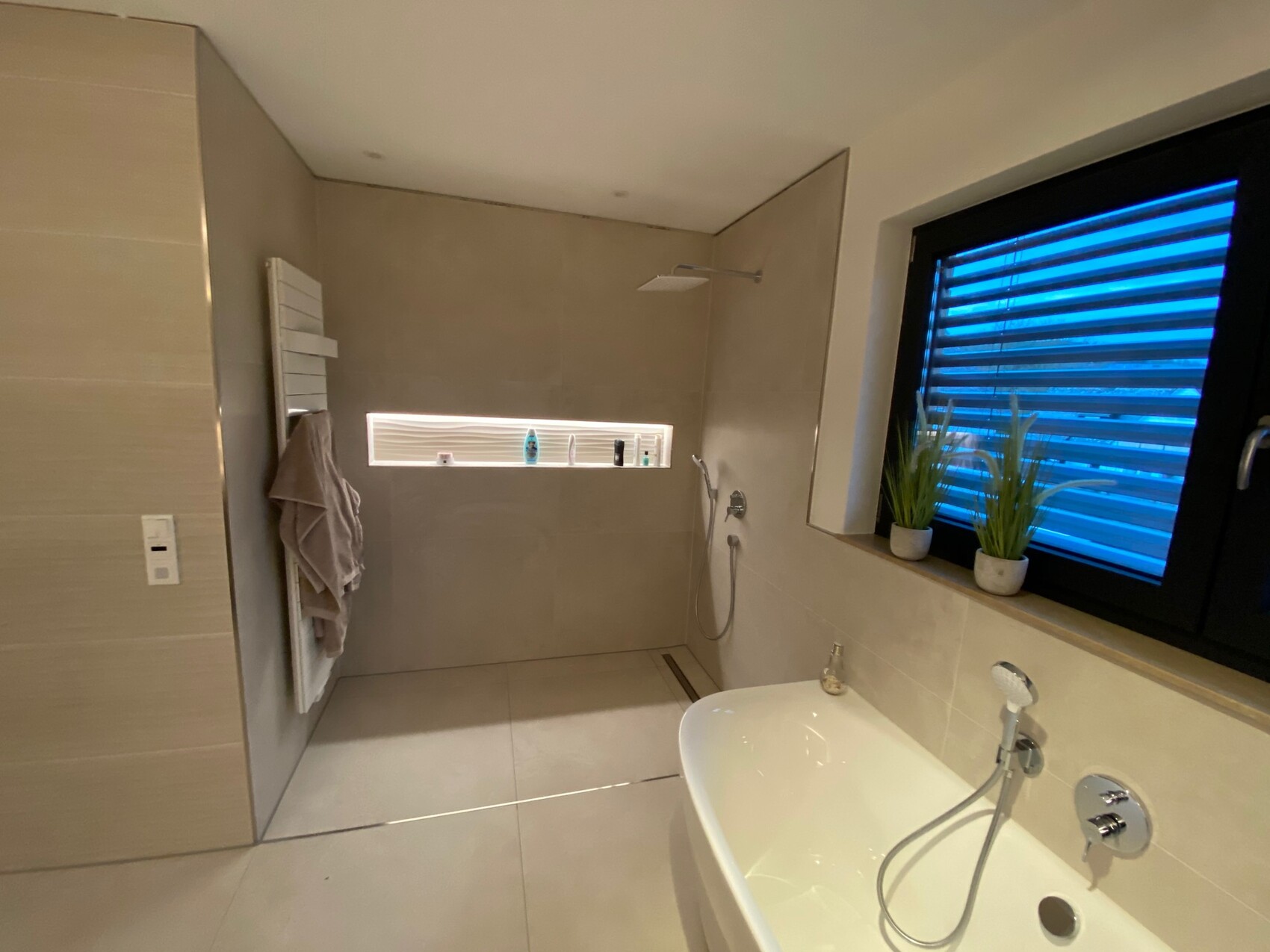 dusche-pflegeleicht-und-trotzdem-schoen-432392-1.jpg