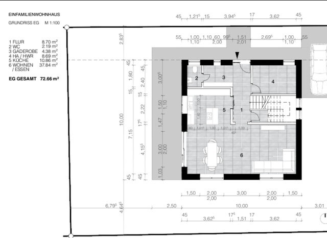 Grundriss EG eines Einfamilienhauses mit Flur, WC, Garderobe, Küche, Essecke und Wohnzimmer.