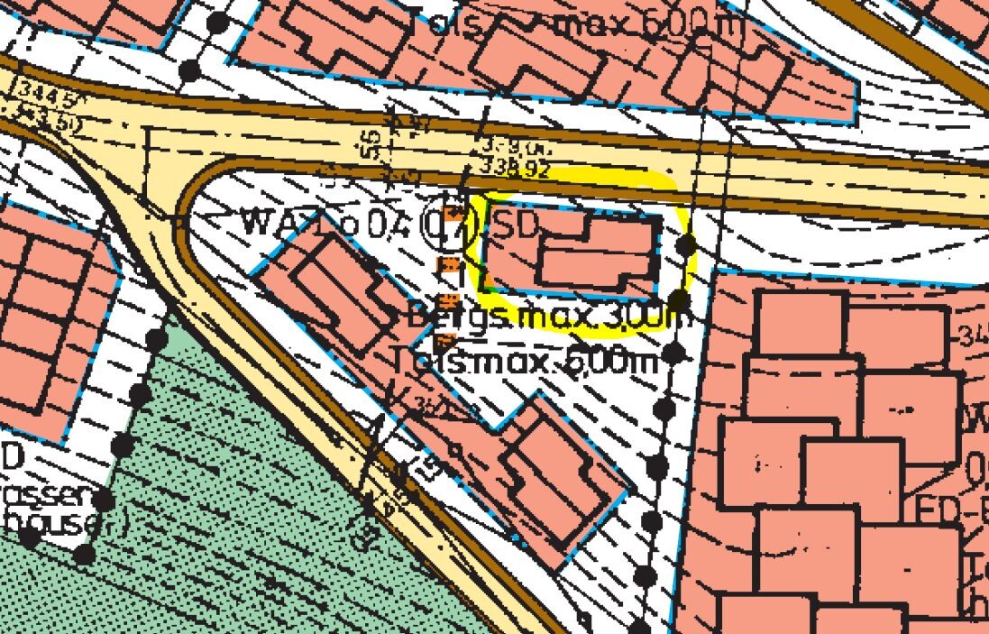 Excerpt of zoning plan with streets, parcels, and yellow-marked building area.