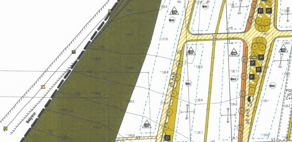 Lageplan eines Baugebiets: grüne Fläche links, Straßen und Parkplätze rechts.