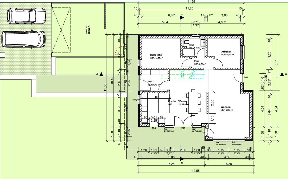 Grundriss eines Hauses mit Garage und zwei Autos, Kochen/Essen, Wohnen, Flur, Bad, Arbeiten.