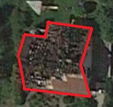 Bird’s eye view: plot with red outline of building in forest