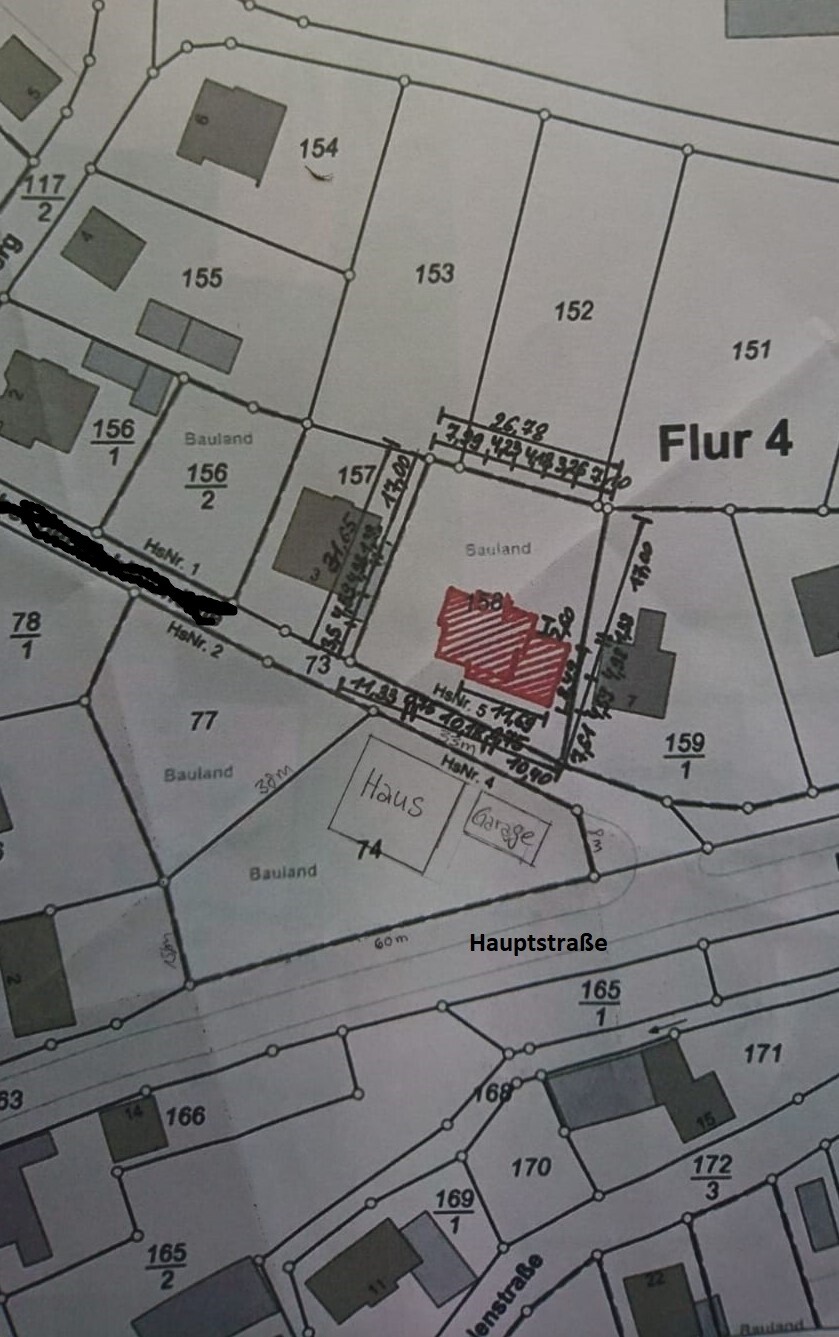 Lageplan: Flur 4, Hauptstraße; Parzellen 151–159, rotes schraffiertes Gebäude.