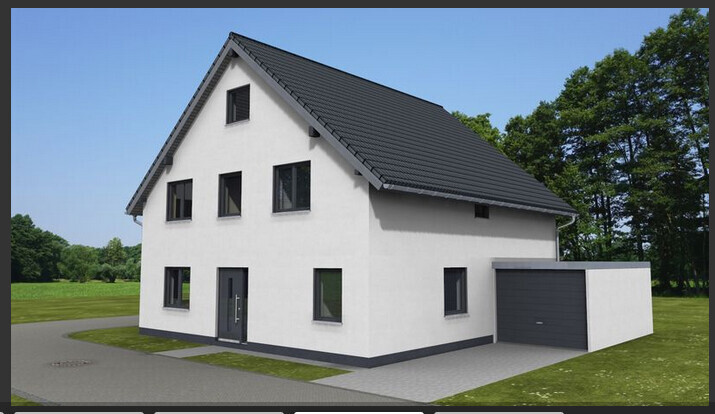 Weißes zweistöckiges Haus mit dunklem Satteldach, Garage rechts, grüne Umgebung.