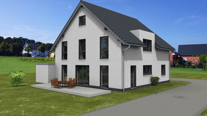Modernes weißes Einfamilienhaus mit dunklem Satteldach, großen Fenstern und Terrasse.