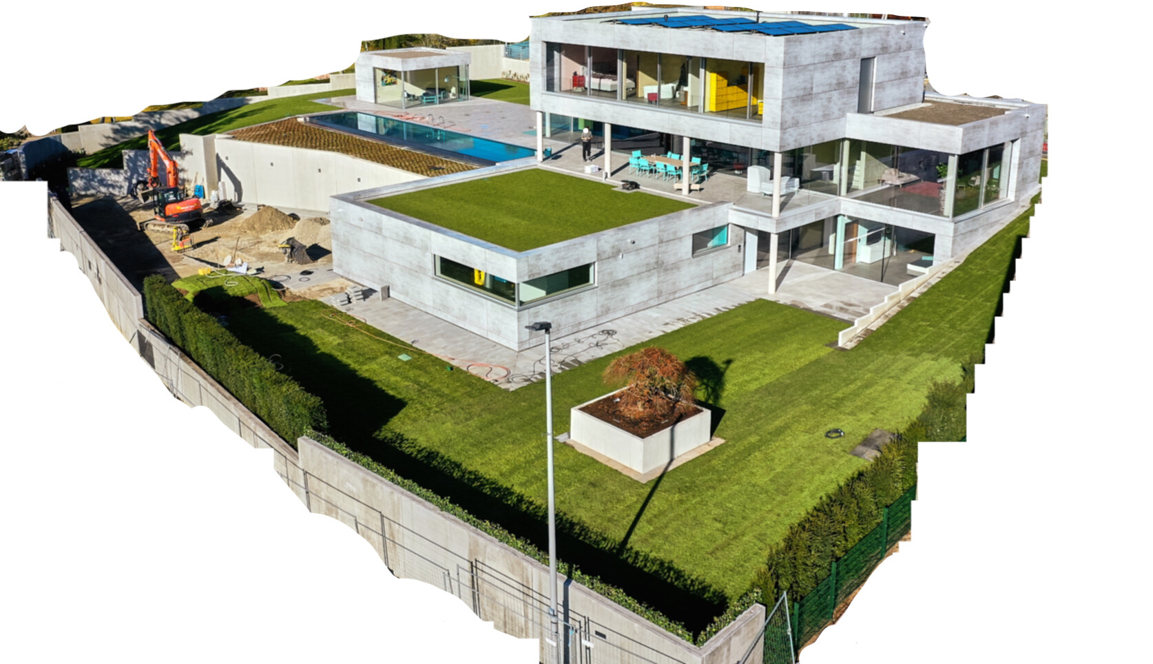 Moderne Betonvilla mit großen Glasfronten, grünem Dachgarten, Pool und Baubereich links.